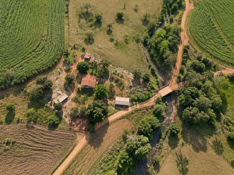 Vista aérea de propriedade rural com estradas, edificações e curso d'água